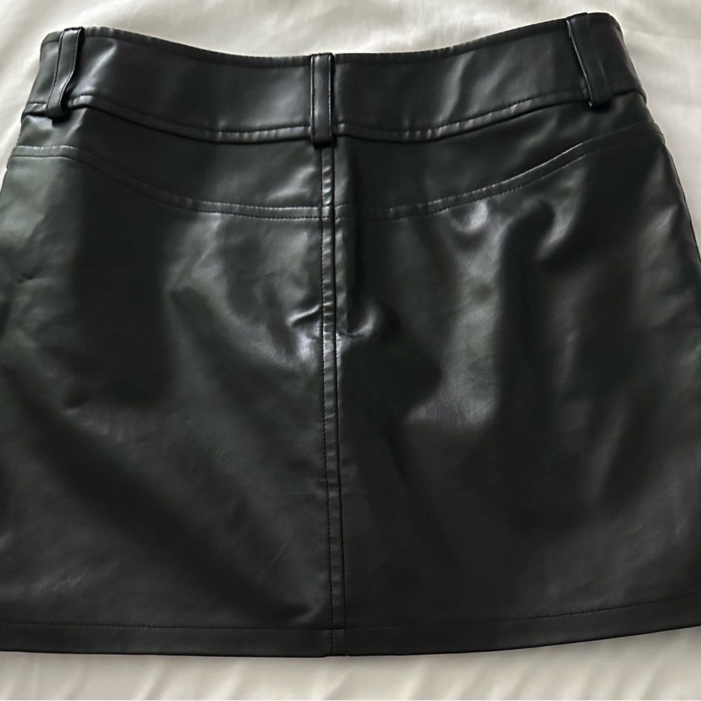 🖤Black Mini Skirt 🖤 - Picture 2 of 2